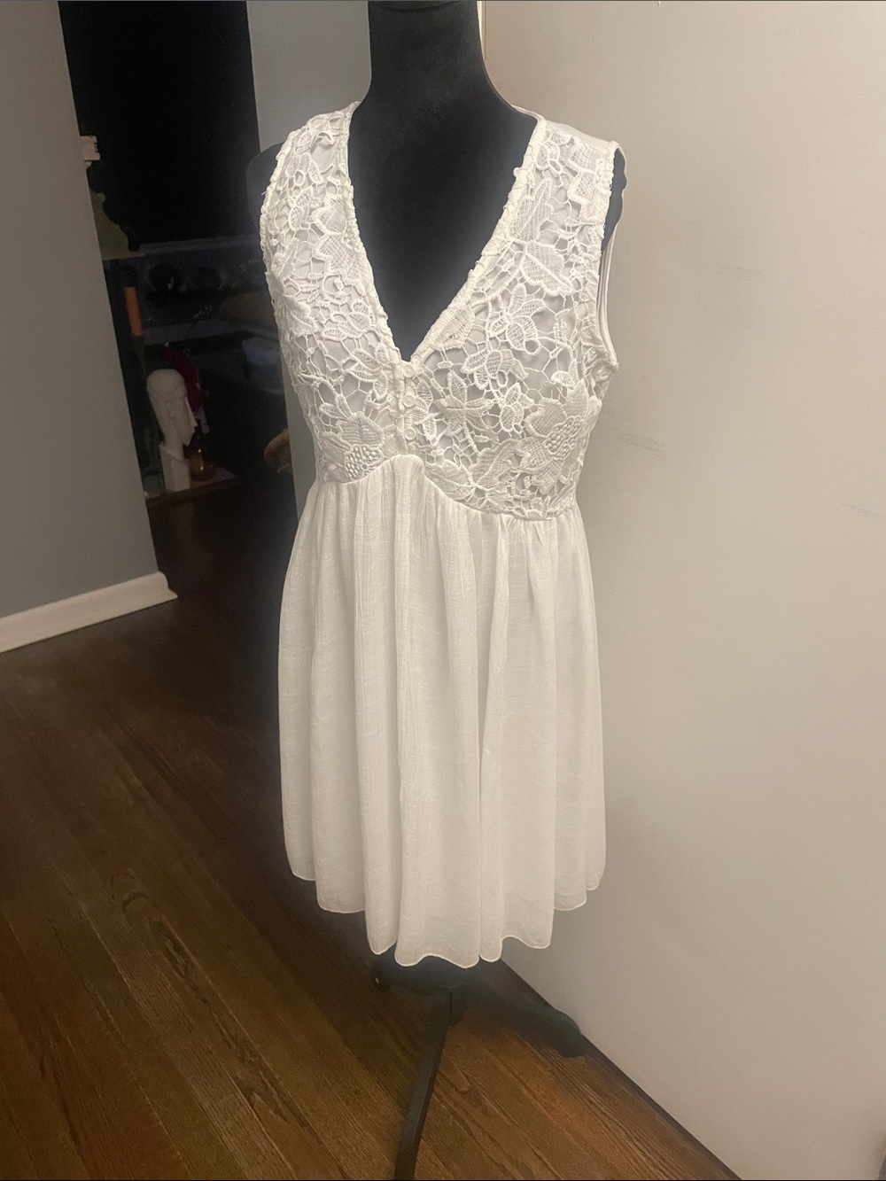 Sleeveless White Lace V-Neck Mini Dress